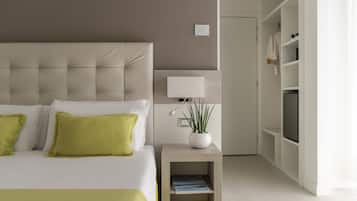 Down comforters, in-room safe, desk, blackout drapes