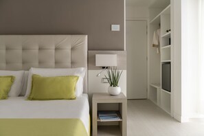 Habitación doble superior, vista al mar | Edredón, caja de seguridad en la habitación y escritorio 