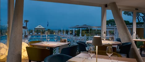 Se sirven desayunos, almuerzos y cenas; con vista a la piscina
