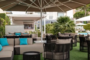 Poolside bar