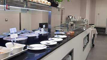 Petit déjeuner complet (13 EUR par personne)