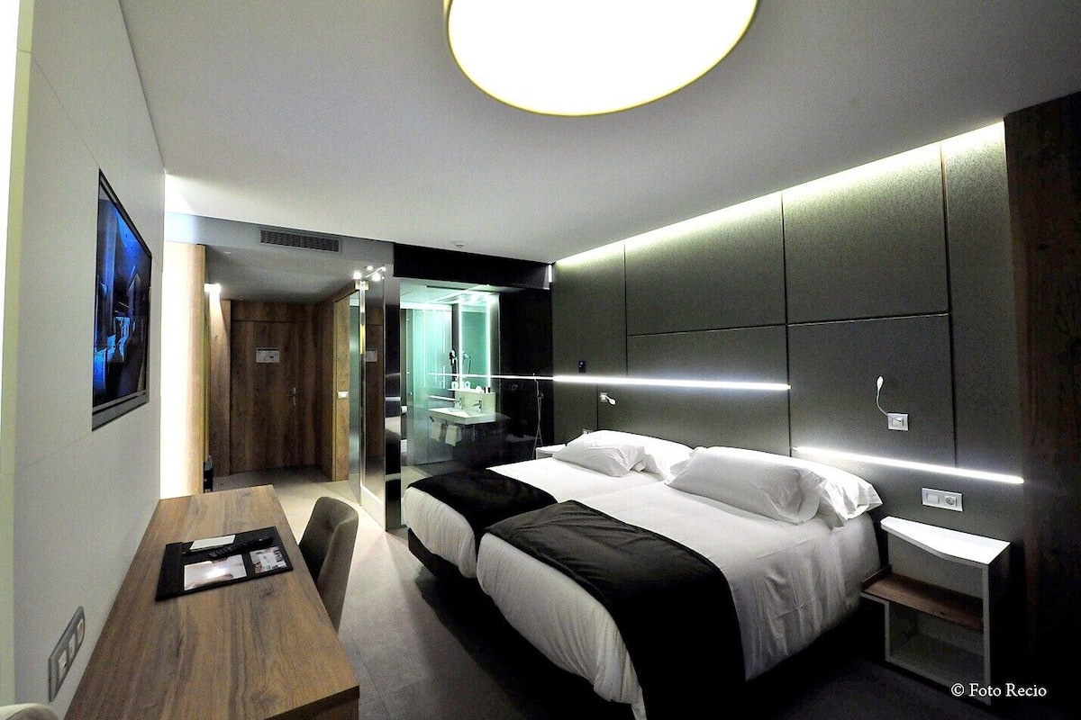 Premium Room (1 Person)