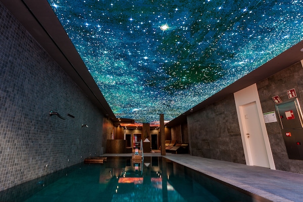 Sauna, hot tub, steam room, Turkish bath/hammam, body treatments