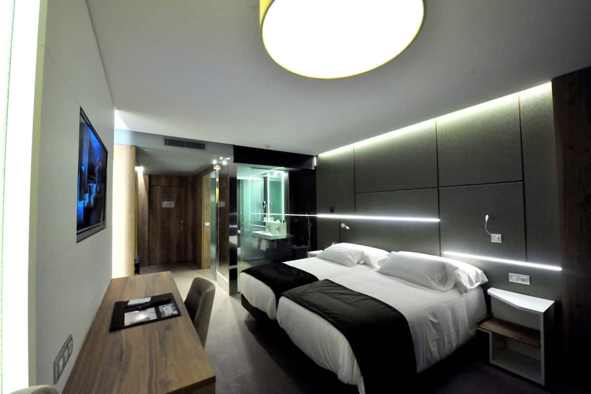 1 bedroom, in-room safe, desk, blackout curtains