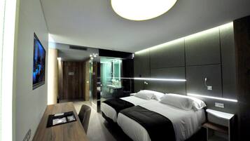 1 slaapkamer, een kluis op de kamer, een bureau