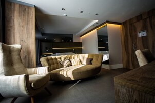 Suite | Sala de estar | Televisión de pantalla plana de 42 pulgadas con canales por cable