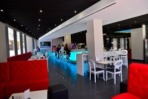 Bar (trong khuôn viên)