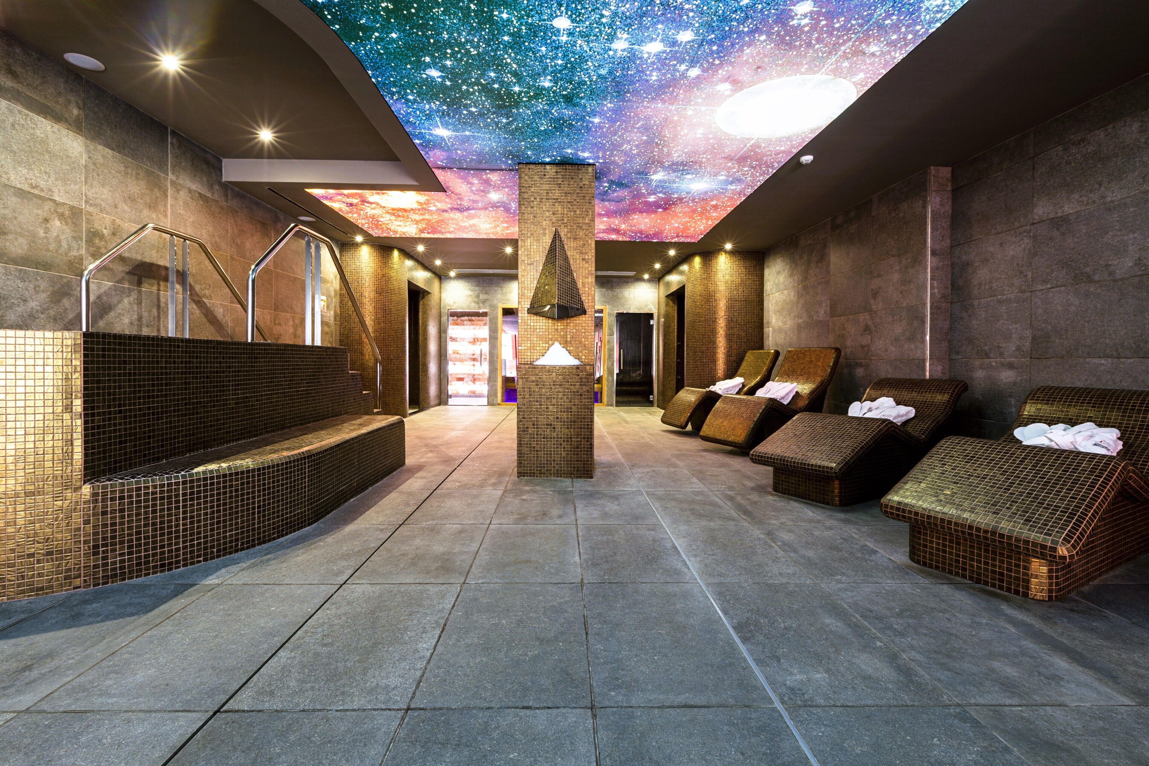 Un sauna, una bañera de hidromasaje, baño turco, baño turco/hammam
