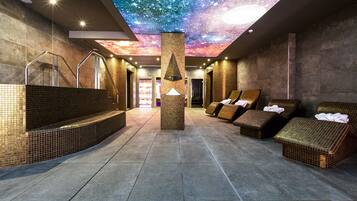 Un sauna, una bañera de hidromasaje, baño turco, baño turco/hammam