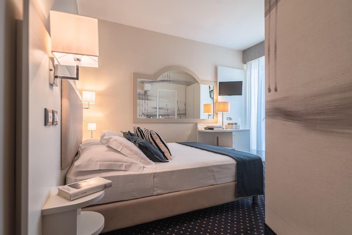 Minibar, in-room safe, individually decorated, individually furnished