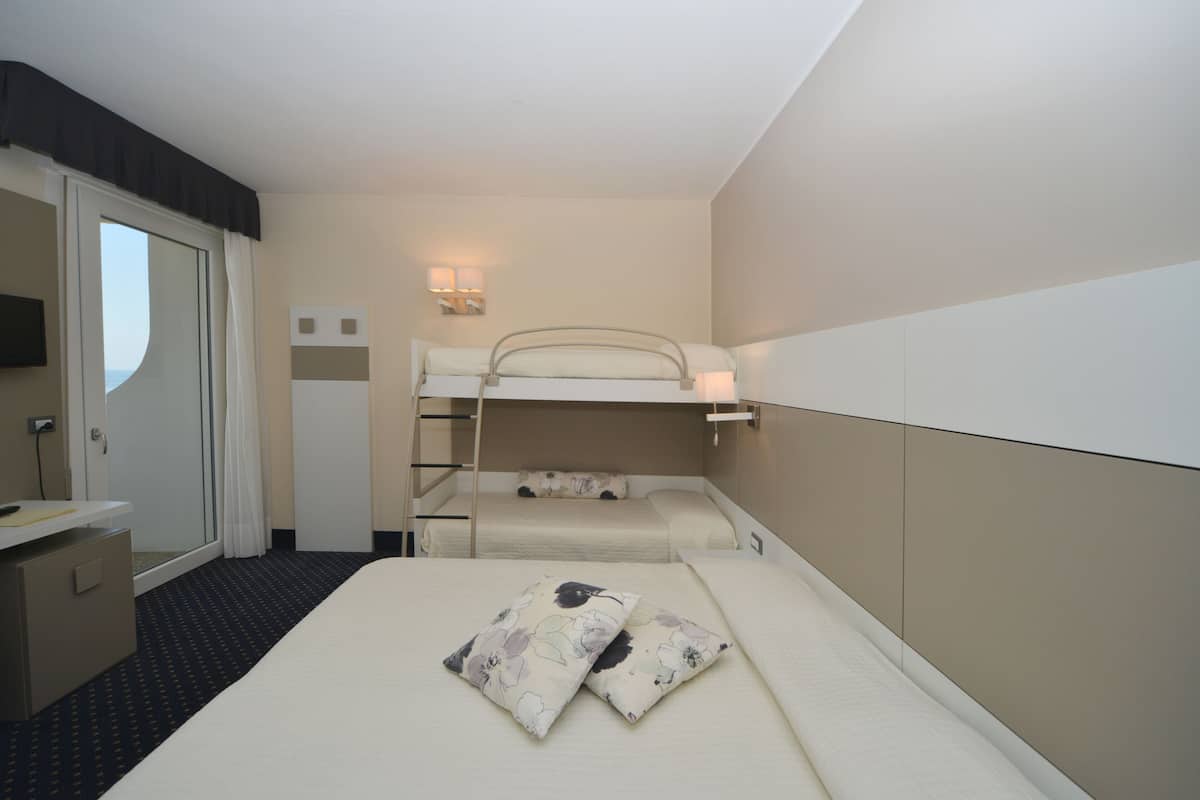 Minibar, in-room safe, individually decorated, individually furnished