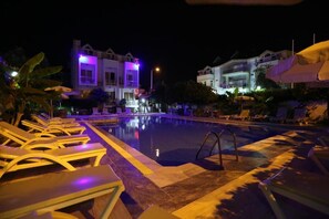 Outdoor pool, pool umbrellas, pool loungers - Hotel Paradise (Kemer)