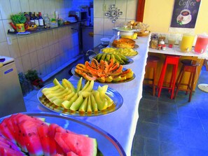 Café da manhã com buffet grátis todos os dias
