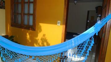 Quarto família | Frigobar, cortinas blackout, ferros/tábuas de passar roupa