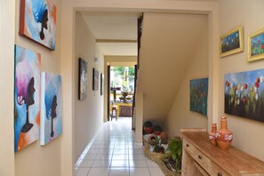 14-inch TV with satellite channels - Pousada a Flor Da Terra (Porto Seguro)