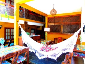 14-inch TV with satellite channels - Pousada a Flor Da Terra (Porto Seguro)