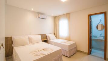 Minibar, cortinas opacas, wifi gratis y ropa de cama