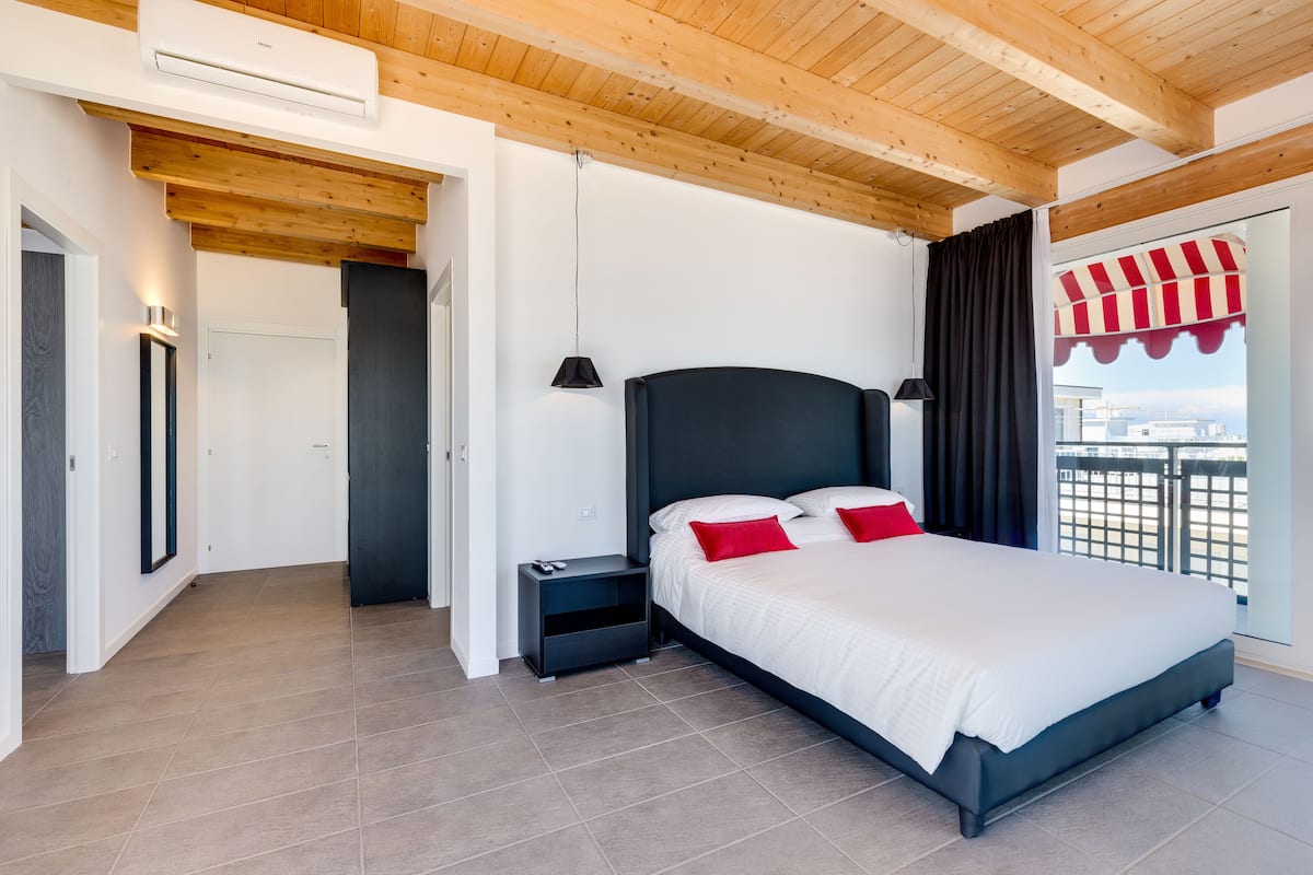 Deluxe-Suite, 1 Schlafzimmer, Meerblick | 1 Schlafzimmer, Minibar, Zimmersafe, Schreibtisch