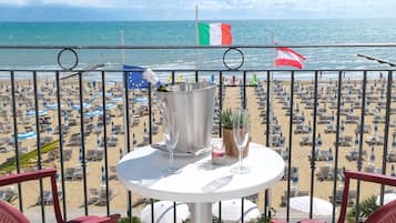 Doppia Standard, vista mare | 1 camera, minibar, una cassaforte in camera, una scrivania