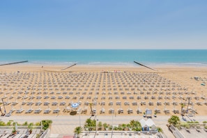 Private beach, white sand, sun-loungers, beach umbrellas - Hotel Manila (Jesolo)