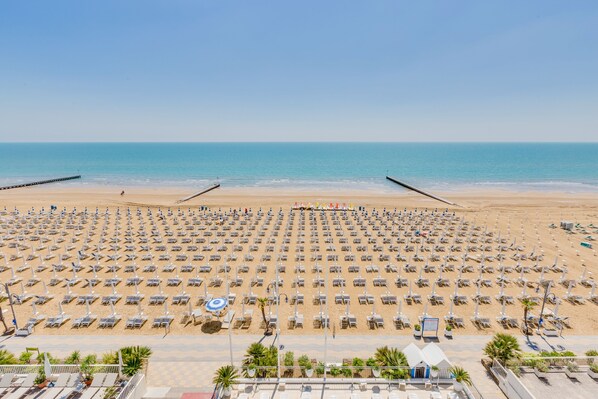 Private beach, white sand, sun-loungers, beach umbrellas - Hotel Manila (Jesolo)