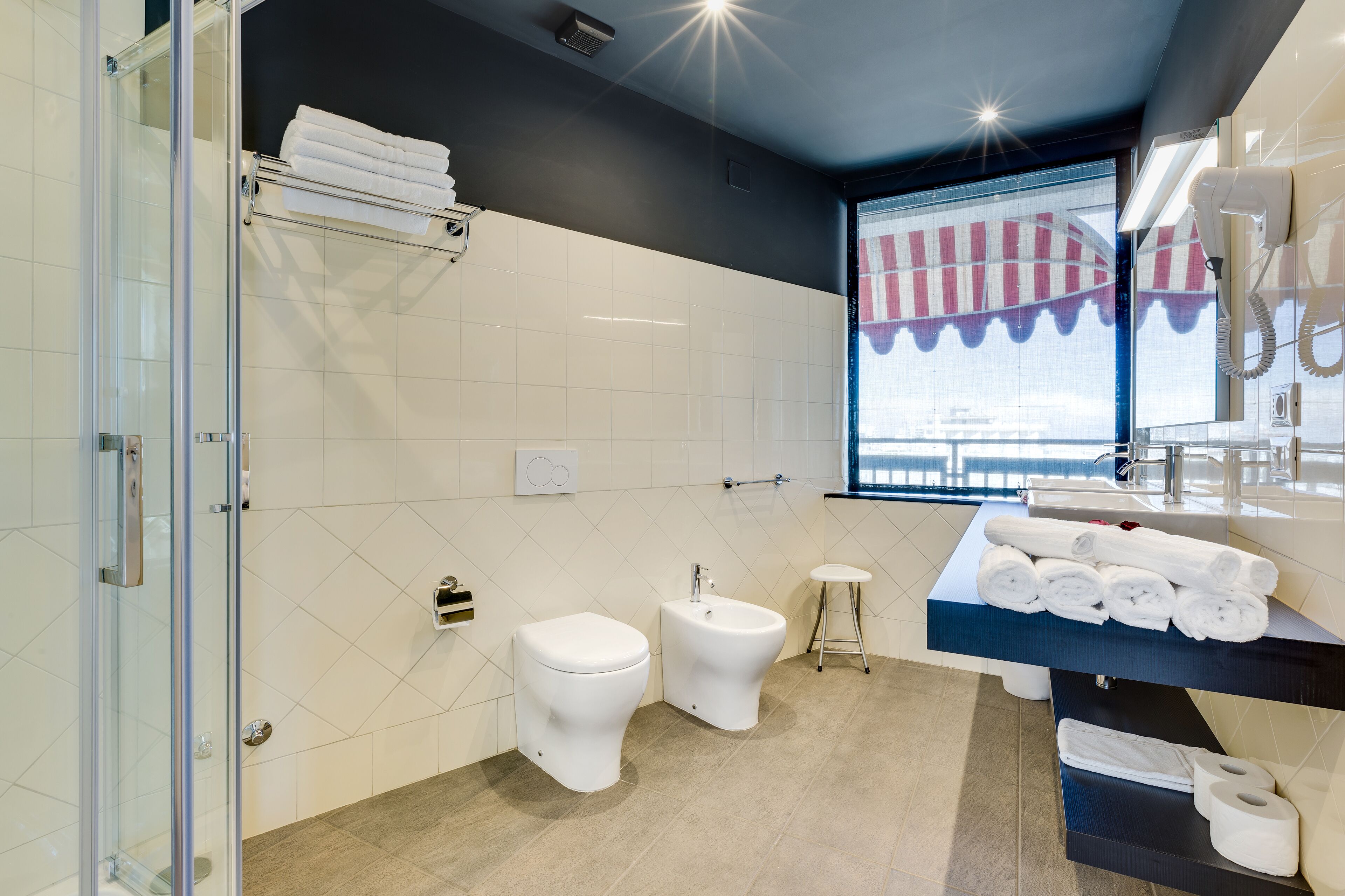 deluxe suite, 1 bedroom, sea view | bathroom | shower, free toiletries, hair dryer, towels