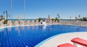 Seasonal outdoor pool, pool umbrellas, pool loungers - Hotel Manila (Jesolo)