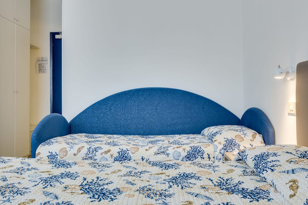 Comfort-Dreibettzimmer, Stadtblick | 1 Schlafzimmer, Minibar, Zimmersafe, Schreibtisch