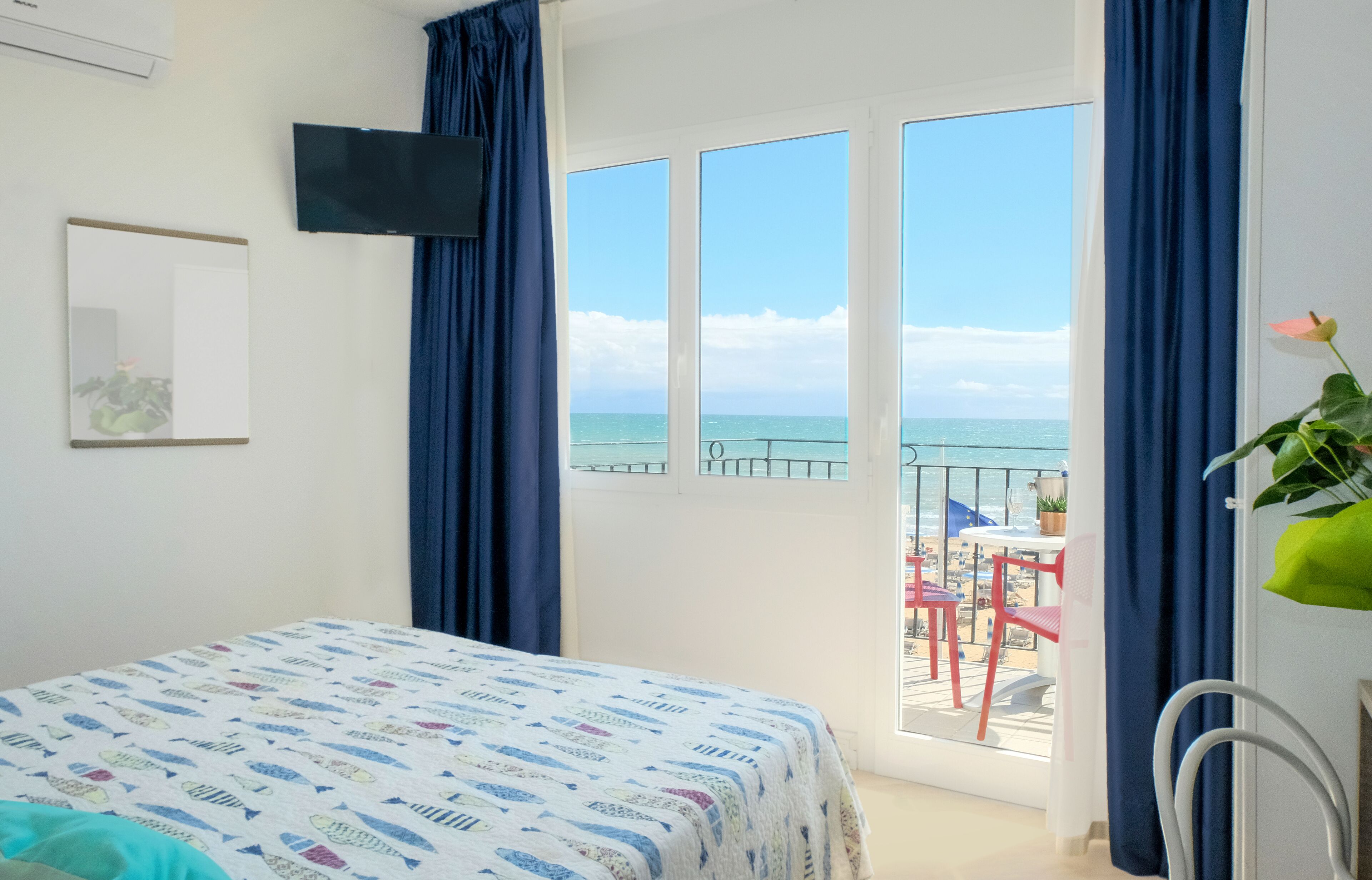 standard double room, sea view | 1 bedroom, minibar, in-room safe, desk