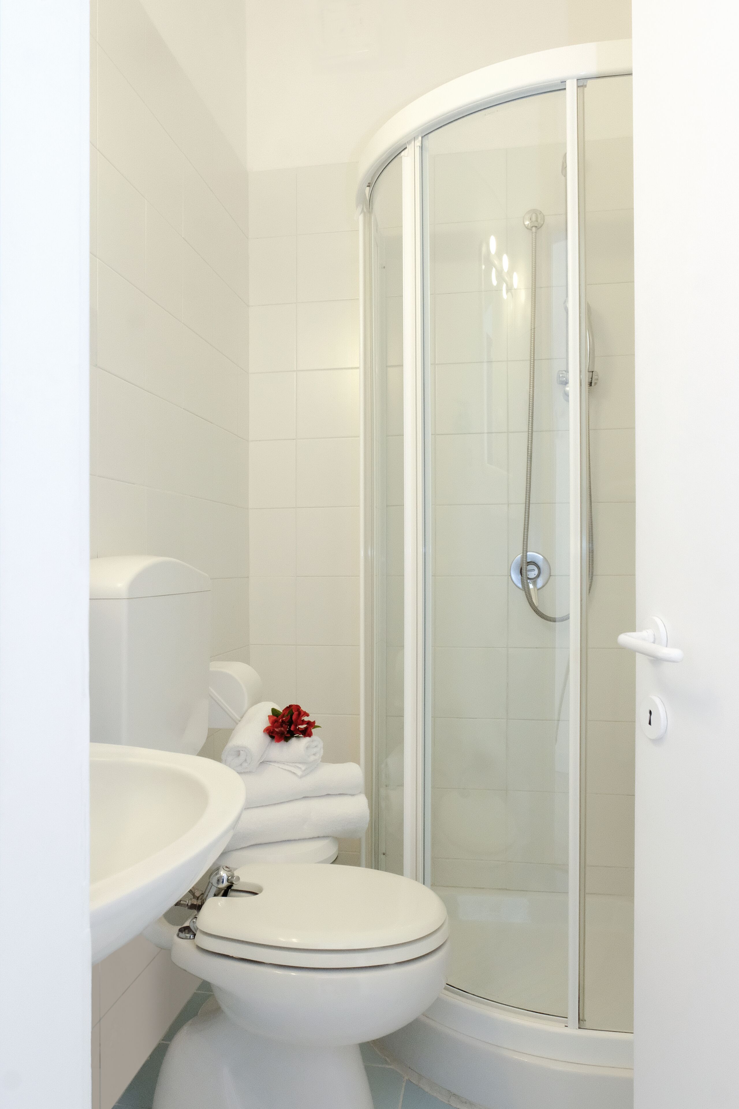 Ein Badezimmer mit Toilette, Waschbecken und Duschkabine.