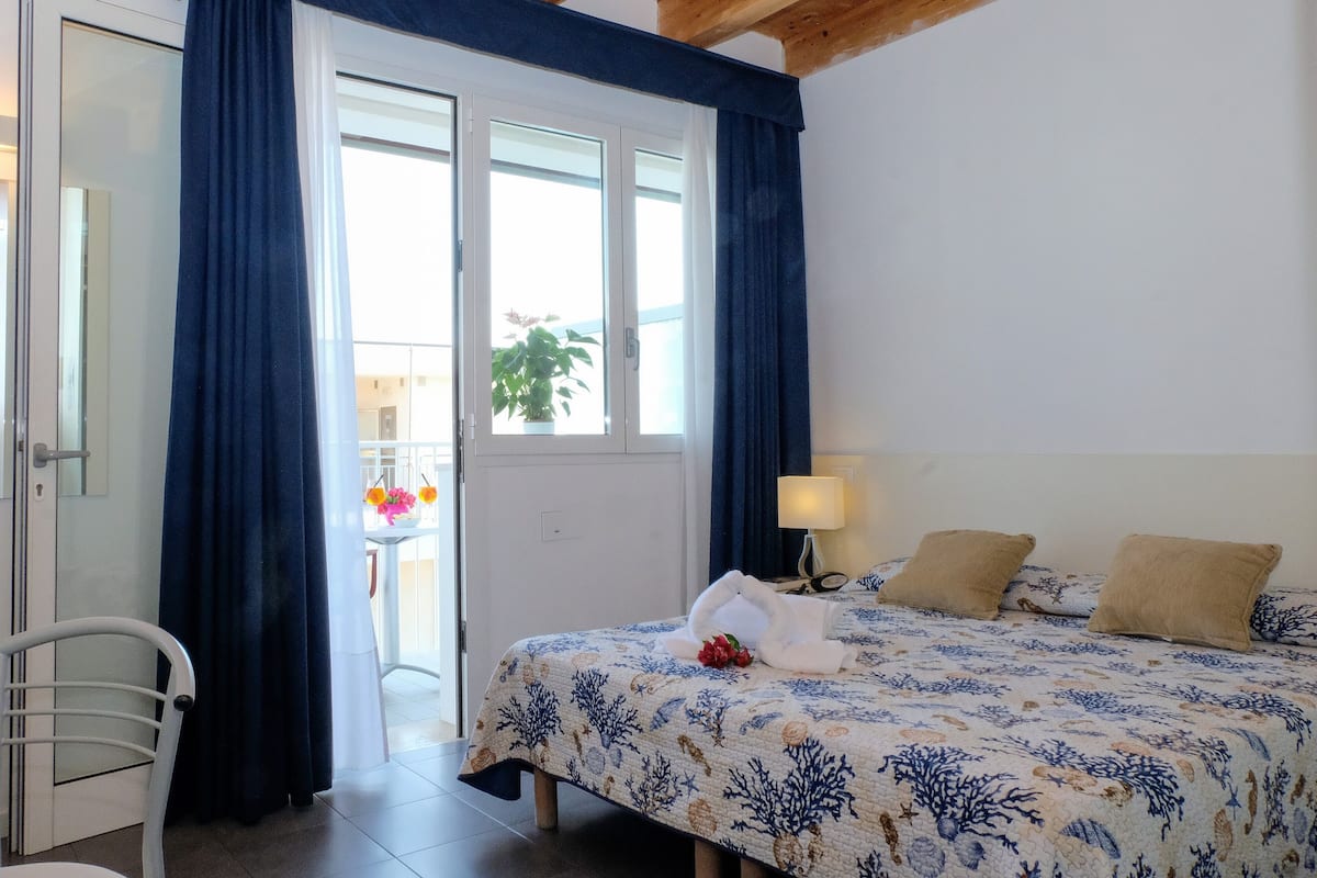 Superior-Doppelzimmer, eingeschränkter Meerblick | 1 Schlafzimmer, Minibar, Zimmersafe, Schreibtisch