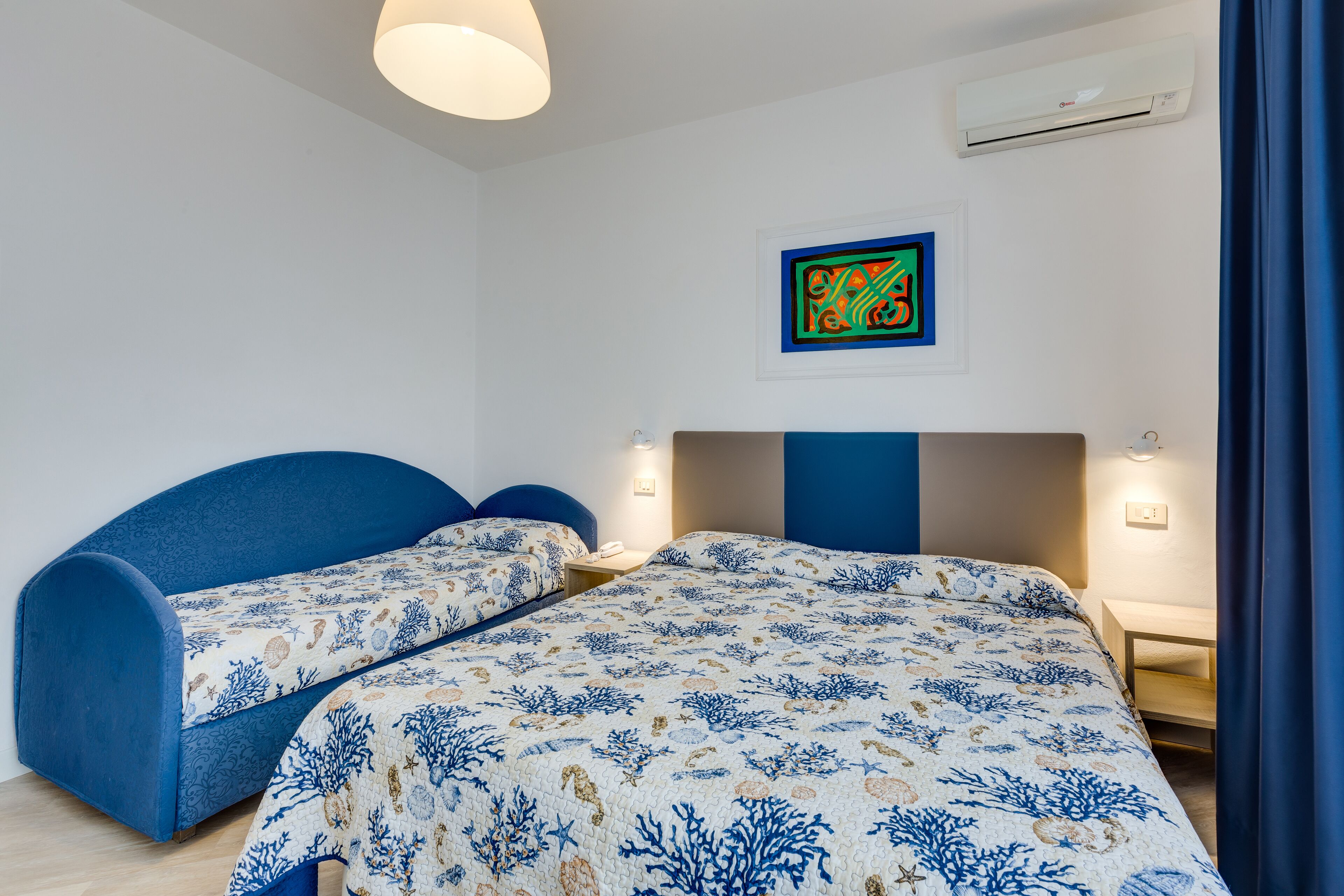 Minibar, caja de seguridad en la habitación y escritorio 