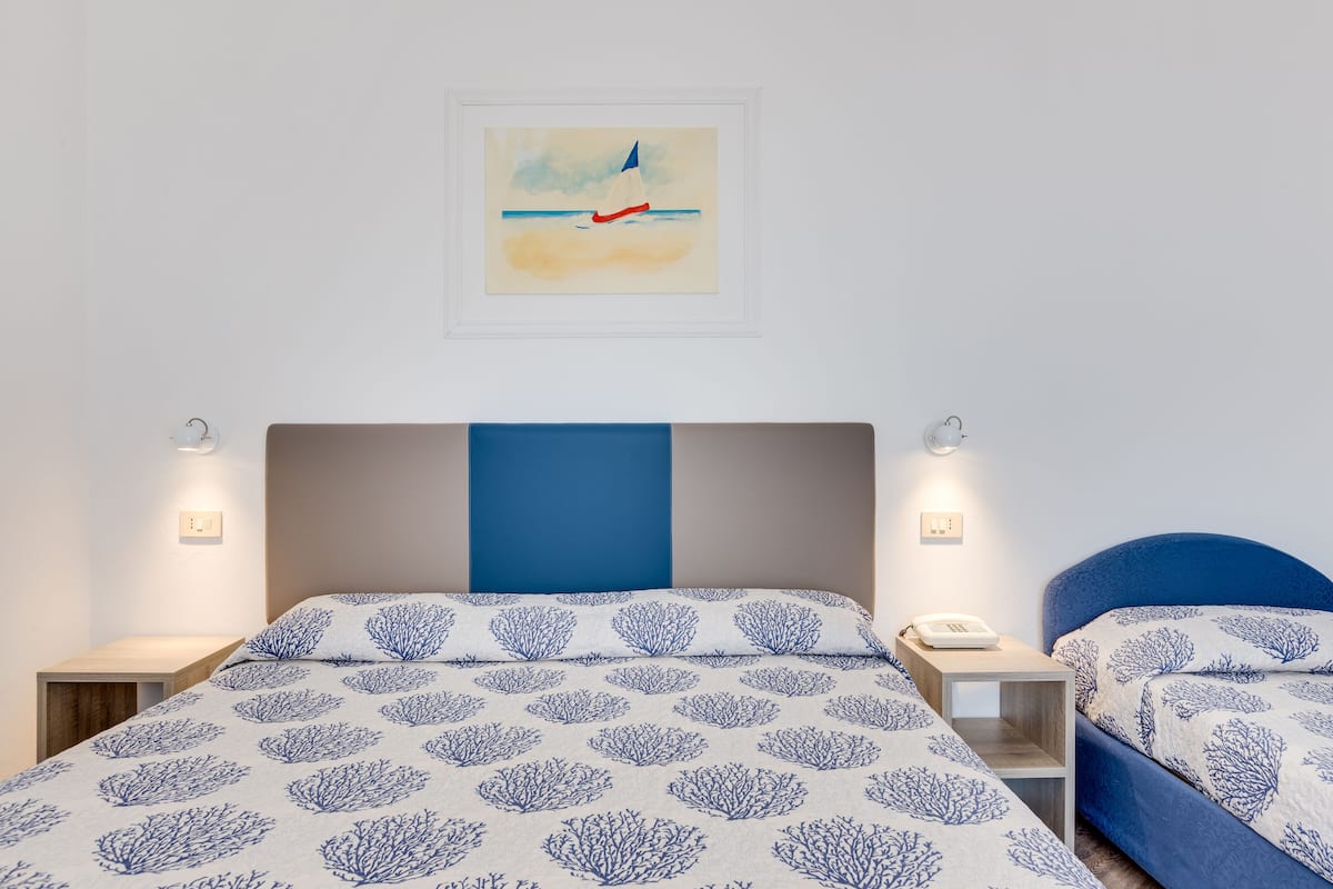 Comfort-Vierbettzimmer, Meerblick | 1 Schlafzimmer, Minibar, Zimmersafe, Schreibtisch