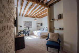 Caja fuerte, cunas gratuitas, wifi gratis y ropa de cama