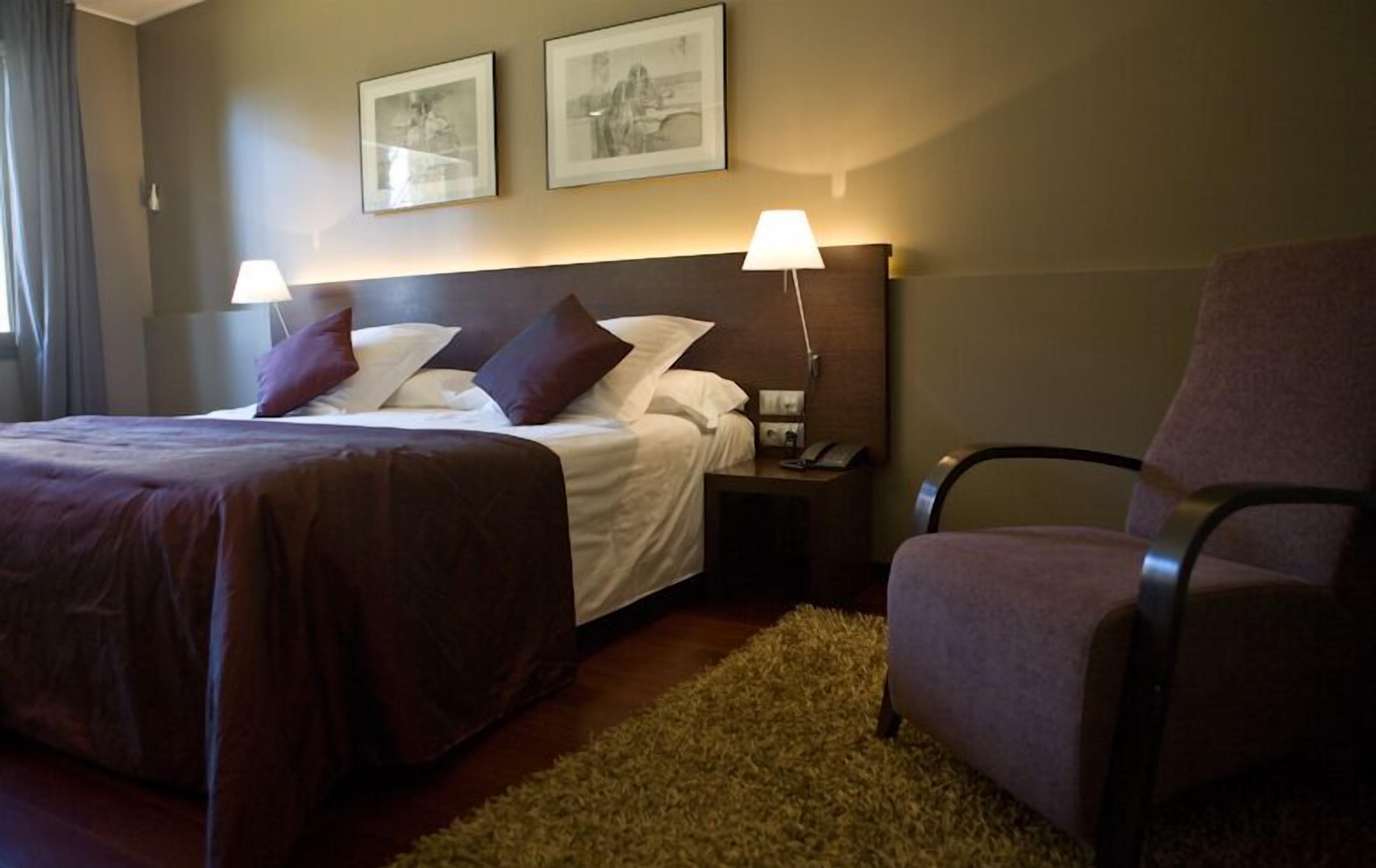 double room | minibar, in-room safe, desk, iron/ironing board