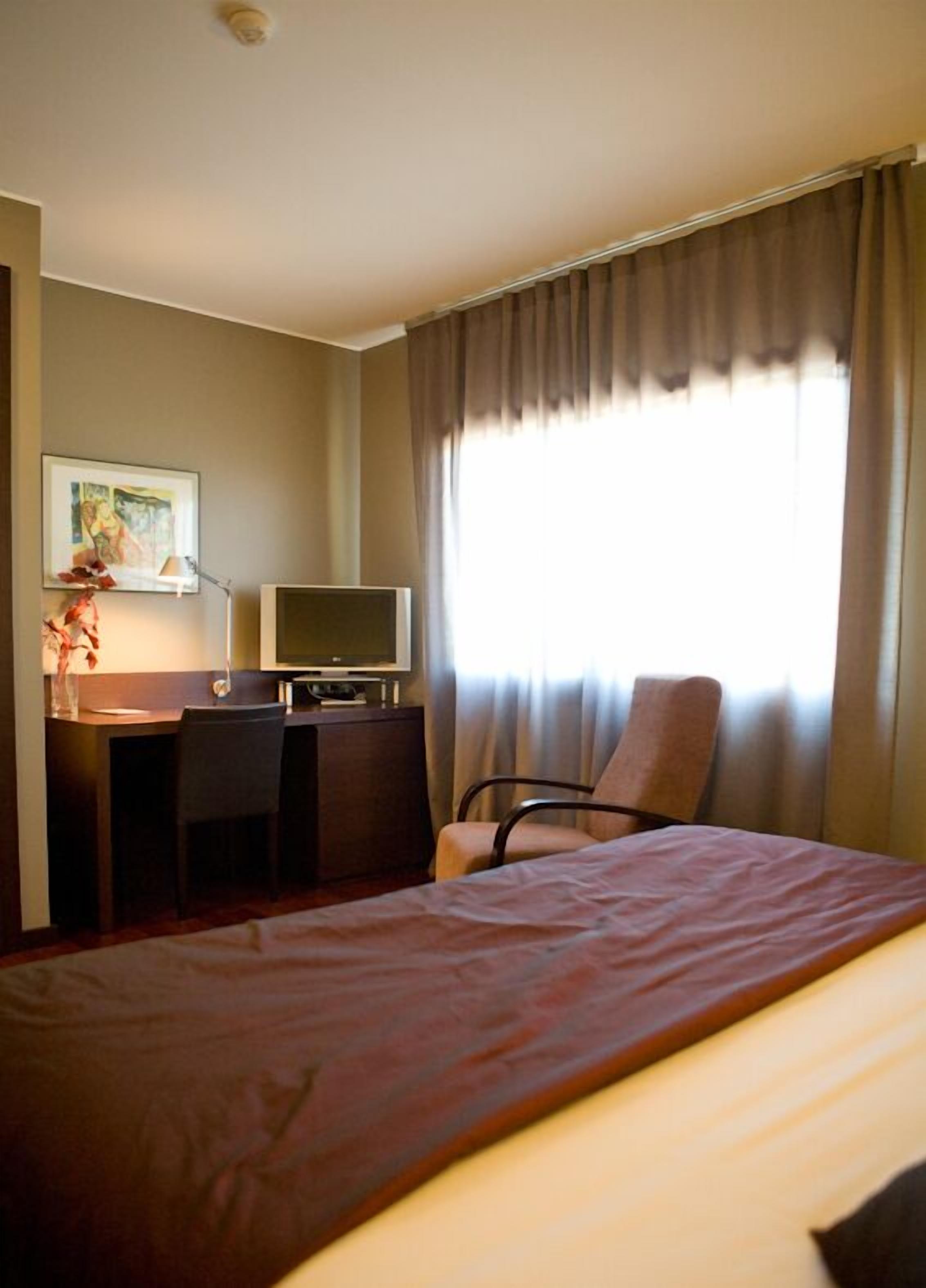 double room | minibar, in-room safe, desk, iron/ironing board