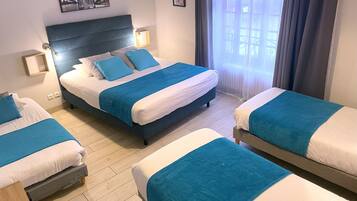 Family Room | Desk, blackout curtains, free WiFi