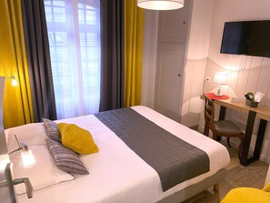 Petite chambre ( pour 1 ou 2 personnes) | Bureau, rideaux occultants, Wi-Fi gratuit
