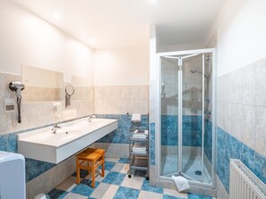 Habitación familiar | Baño | Ducha, artículos de higiene personal gratuitos y secador de pelo