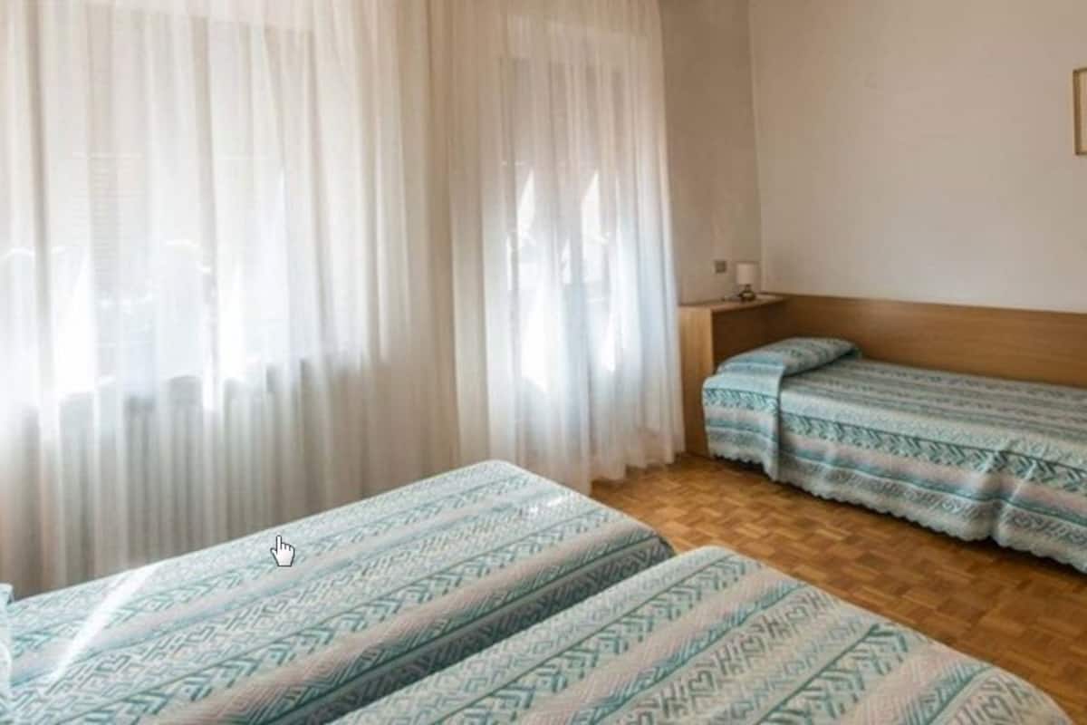 Camera tripla | Una cassaforte in camera, una scrivania