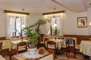 Esmorzar diari d'estil bufet gratuït