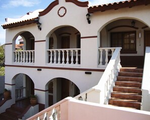 تلفزيون إل سي دي بحجم 22-بوصة يعرض قنوات فضائية، تلفزيون