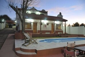 Kolam renang indoor dan kolam renang outdoor