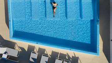 Piscina stagionale all'aperto, ombrelloni da piscina, lettini