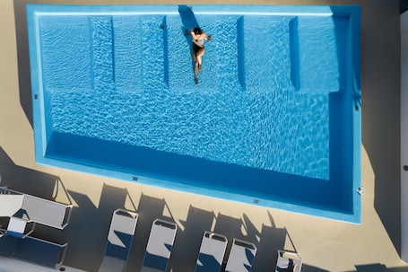 Seasonal outdoor pool, pool umbrellas, sun loungers
