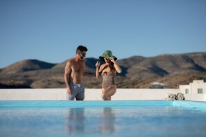 Alberca al aire libre por temporada y sombrillas en la alberca