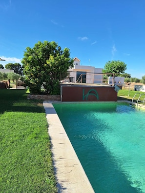 Piscina externa sazonal, guarda-sóis, espreguiçadeiras