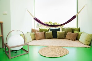 Leilighet | Oppholdsrom | En 36-tommers Flatskjerm-TV med digitale kanaler samt TV og peis