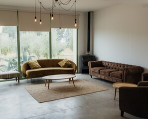 Un salon avec un canapé, un fauteuil et une table basse.