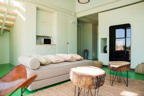 Leilighet | Oppholdsrom | En 36-tommers Flatskjerm-TV med digitale kanaler samt TV og peis